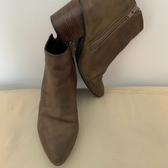 Steve Madden Shoes - 🐱 4 for $10. Madden TAUPE LEATHER "JAYDEN" BOOTIES SIZE 6